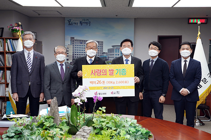 유덕열 동대문구청장오른쪽 세 번째이 김형준 동안교회 담임목사왼쪽 세 번째사진제공 동대문구