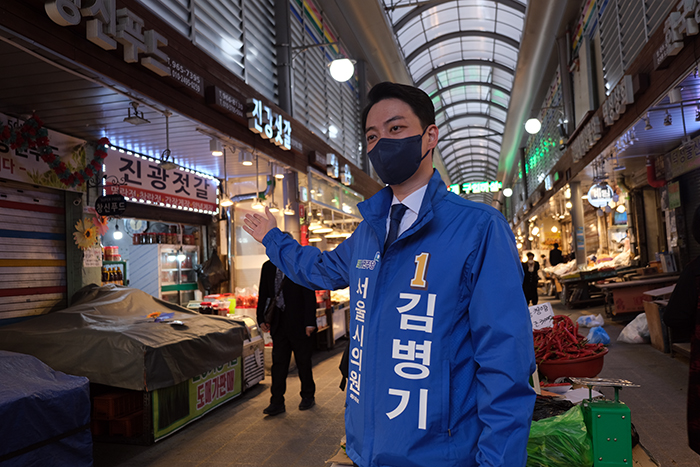 더불어민주당 김병기 1선거구 후보가 관내 전통시장을 소개하고 있다