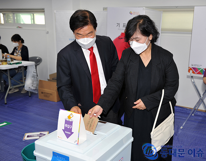 국민의힘 이필형 후보가 부인 최미경씨와 27일 오후 청량리동 홍릉문화복지센터에서 사전투표를 하고 있다
