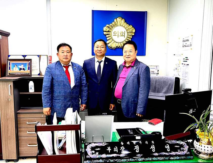 사진 이규서 의원왼쪽 에르덴사이한 중소기업청장가운데 정성영 부의장오론쪽