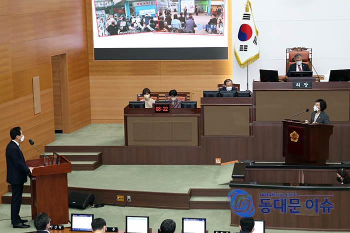 신복자 시의원이 오세훈 시장에게 시정질문을 하고 있다