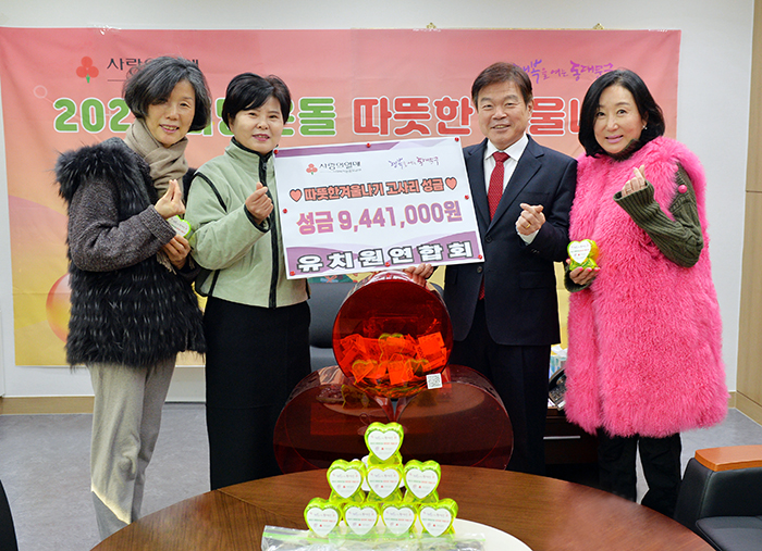 이필형 동대문구청장사진 오른쪽 두 번째이 김승현 유치원연합회 회장사진 왼쪽 두 번째 및 관계자들