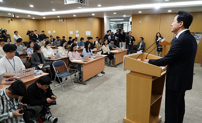 2024년도 예산안 설명을 하는 오세훈 서울시장