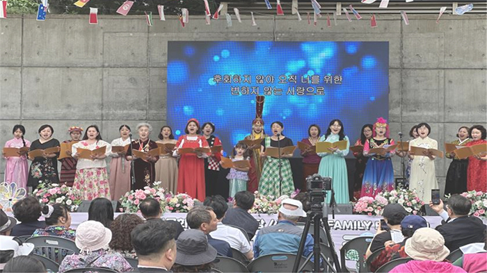 5월 11일 동대문구 용두근린공원에서 열린 이주여성합창단 행복메아리의 무대사진 동대문구