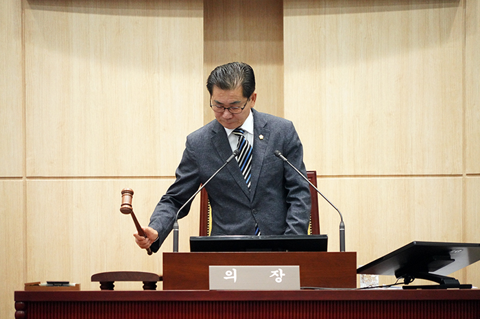 제330회 임시회에서 이태인 의장이 사회를 보고 있다사진 동대문구의회