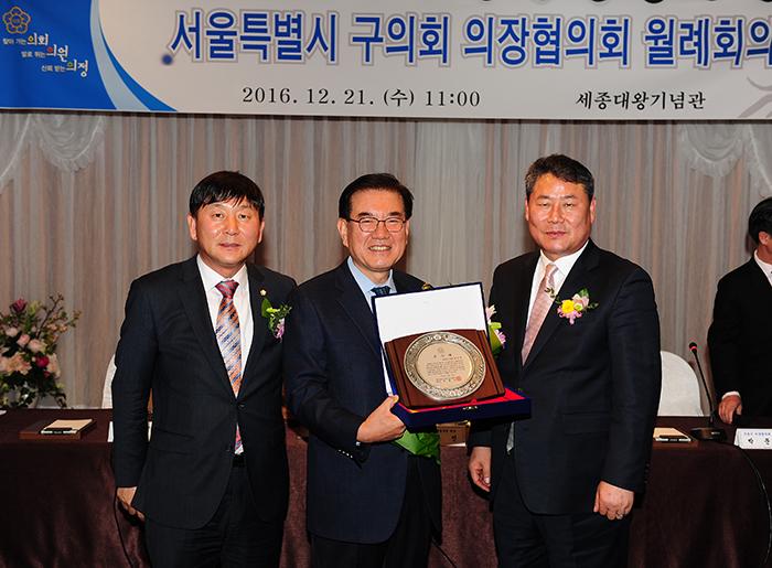 동대문구 유덕열 구청장(가운데)