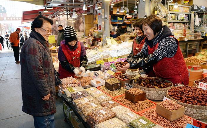 설명절 차례준비하는 사람들로 가득찬 동대문구 전통시장(사진 제공 / 동대문구)
