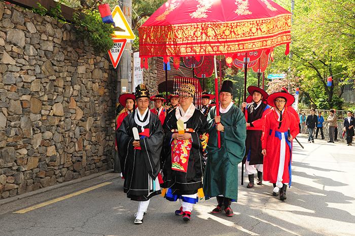 ▲ 22일 오전 동대문구 선농단에서 열린 ‘2017년 선농대제’에서 임금 역할을 맡은 민병두 국회의원이 어가행렬을 펼치고 있다.