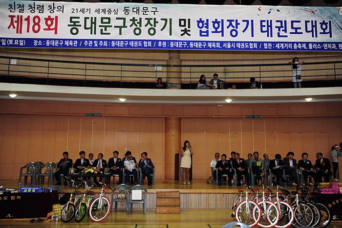 ▲개그우먼 겸 가수 김윤경 공연 모습(동대문 이슈DB)