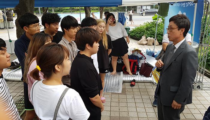 경희대 한태균 부총장과 동대문구 관계자들이 경희대 학생들의 시위현장에서 면담결과를 설명하고 기숙사에 입주하는데 지장 없도록 노력하겠다며 시위를 마칠 것을 종용하고 있다사진 동대문 이슈