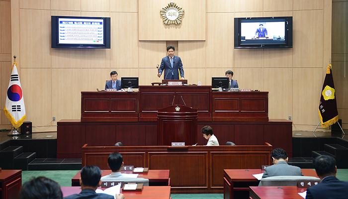 동대문구의회 제273회 2차 본회의에서 김남길 부의장이 사회를 보고 있다사진 동대문구의회