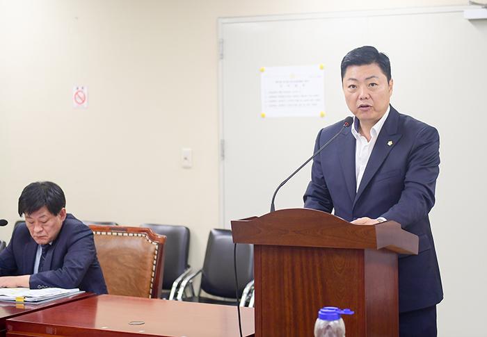 신현수 구의원이 조례 취지를 상임위원회서 설명하고 있다사진 동대문구의회