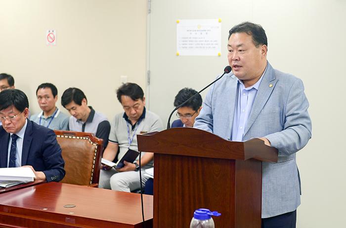 정승환 구의원이 조례 취지를 상임위원회서 설명하고 있다사진 동대문구의회