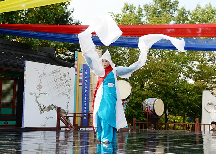 2016년 제2회 세종대왕 전통예술 경연대회 참가자가 무용을 선보이고 있다사진 동대문구