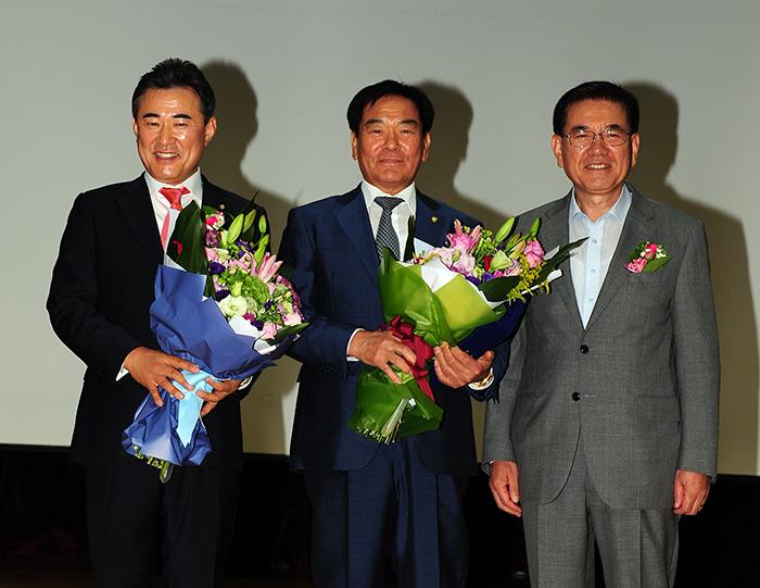 왼쪽부터노용신 신임 회장 오광수 전임 회장 대행 기관장인 유덕열 동대문구청장