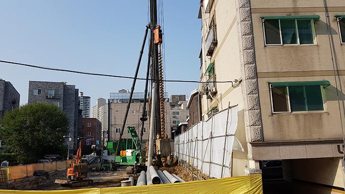 주민들이 사는 주택 좁은 골목길 바로 건너는 공사장위 주민들이 사는 건물 바로 옆에 터파기공사가 한창이다아래