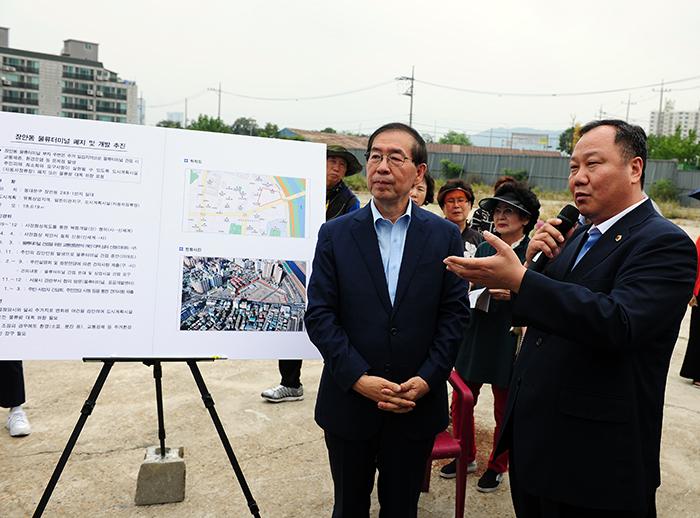 김인호 시의원이 27일 오후 장안동 물류터미널 부지를 방문한 박원순 시장과 함께 주민들에게 향후 부지 이용대책에 대해 설명하고 있다사진 동대문 이슈