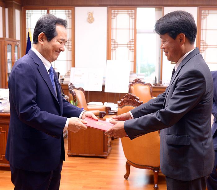 정세균 국회의장이 11일 오전 의장 집무실에서 허용범 신임 국회도서관장에게 임명장을 수여하고 있다사진 국회도서관 제공