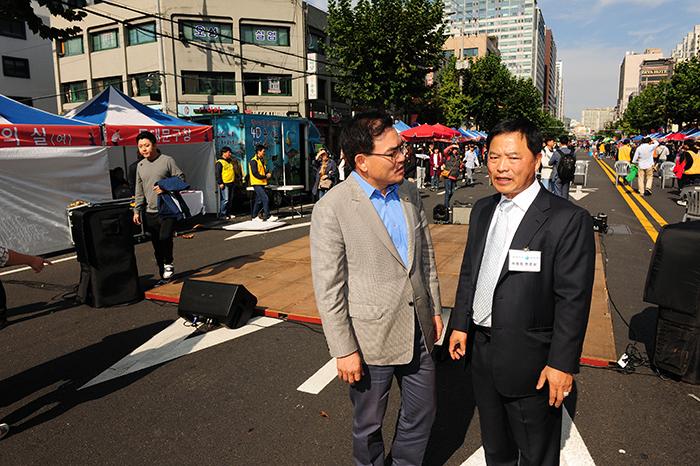 장흥순 서울시의원과 한춘상 춤축제 위원장이 2017위댄스세계거리춤축제 현장을 둘러보고 있다사진 동대문 이슈