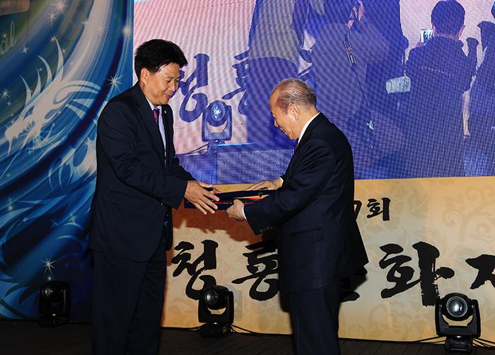 2017 청룡문화제 개막식에서 전철수 시의원이 감사패를 받고 있다사진 동대문 이슈
