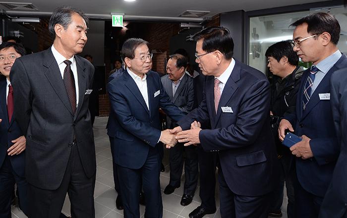 서울바이오허브 개관식에서 박원순 시장과 인사 나누는 유덕열 구청장