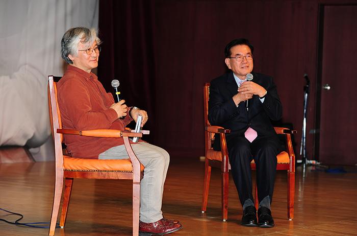 유덕열 구청장이 김민웅 경희대 교수와 대담을 하고 있다사진 동대문 이슈