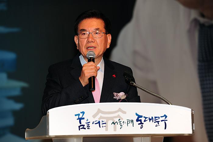 유덕열 구청장이 연설도중 눈시울이 붉어져 있다사진 동대문 이슈