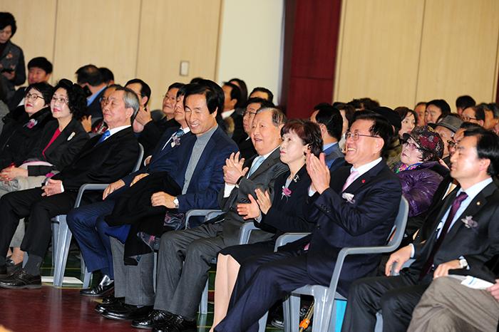 유덕열 구청장과 부인 정승교 세명대 교수와 김원기 전국회의장이 박수를 치고 있다사진 동대문 이슈