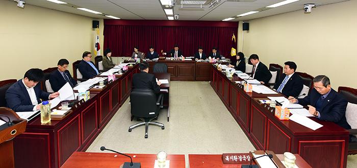 복지건설위원회위원장 신현수 회의 모습
