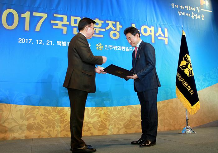 민주평통 수석부의장 김덕룡왼쪽 노용신 동대문구 협의회장오른쪽사진 동대문저널 