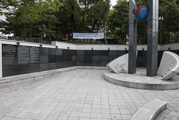 625가 이틀이 지났을 뿐인데 정작 참전유공자 명비 앞은 꽃다발 하나 보이지 않고 허전하기만 하다