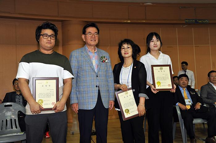 유덕열 동대문구청장이 표창장을 수여하고 포즈를 취하고 있다