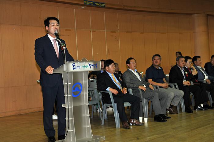 유덕열 동대문구청장이 표창장을 수여하고 포즈를 취하고 있다