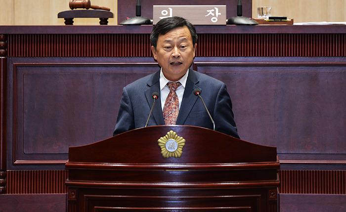 2015년 11월 15일 동대문구의회에서 2016년도 예산안에 대해 설명하는 강병호 부구청장사진 동대문 이슈 DB