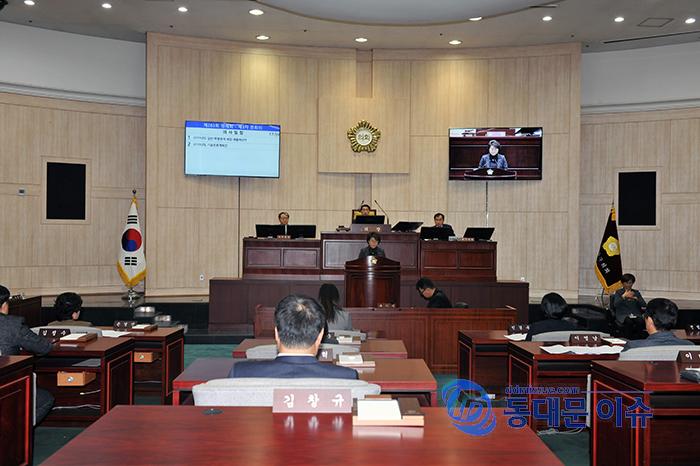 동대문구의회 제283회 정례회 3차 본회의에서 이강숙 부위원장이 예산안심사 결과를 보고하고 있다