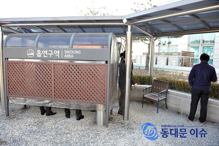 동대문구청 5층의 흡연시설사진  동대문 이슈