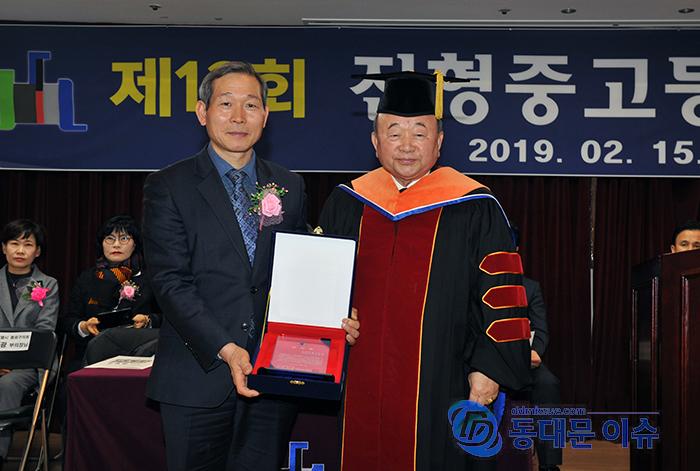 김수규 시의원이 15일 열린 제12회 진형중고등학교 졸업식에서 감사패를 받았다사진  동대문 이슈