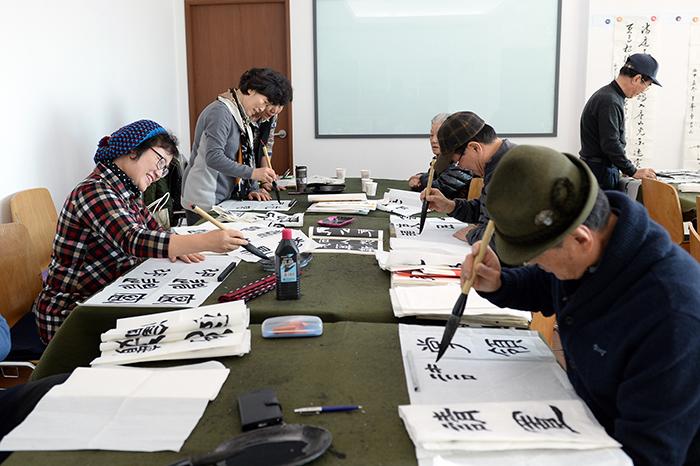 휘경1동 주민센터에서 주민들의 서예수업 모습사진  동대문구 제공