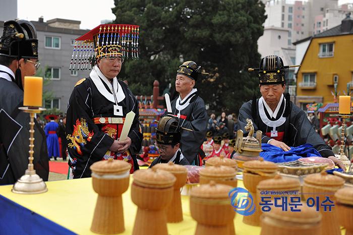 이개호 농림축신식품부 장관이 2019선농대제 초헌관으로 제례에 참여하고 있다사진동대문 이슈