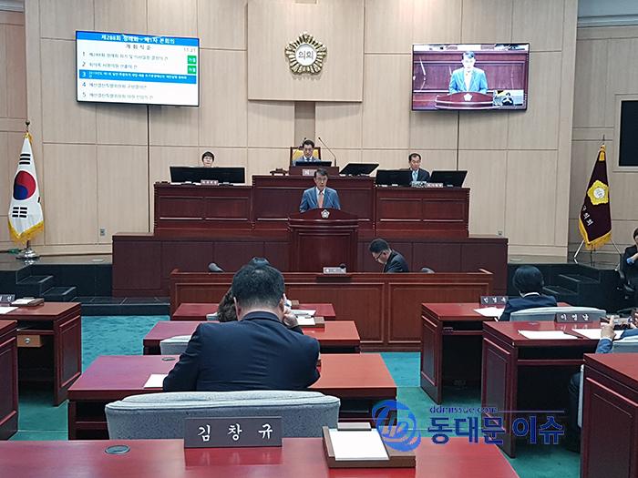 최홍연 부구청장이 610일 열린 동대문구의회 제1차 본회의에서 2019년도 제1차 추경안에 대해 설명하고 있다사진동대문 이슈