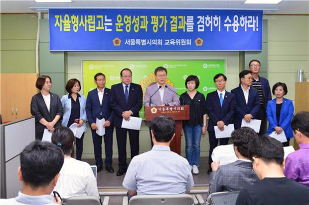 왼쪽부터 최선 채유미 김수규 장상기 장인홍교육위원장 김경교육위부위원장 전병주 최기찬 양민규뒤 권순선 의원 등 총 10명