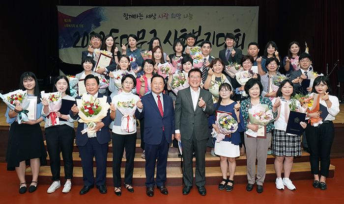 유덕열 구청장앞줄 가운데 오른쪽 박상종 회장앞줄 가운데 오른쪽 사진동대문구 제공