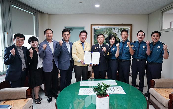 유덕열 동대문구청장왼쪽 다섯 번째과 마경석 동대문경찰서장왼쪽 여섯 번째사진  동대문구