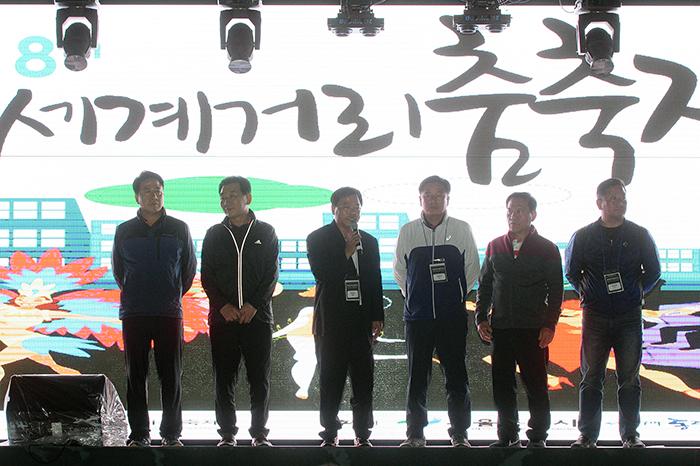 세계거리춤축제위원회 한춘상 위원장과 이사진들이 폐막선언을 하고 있다사진동대문구