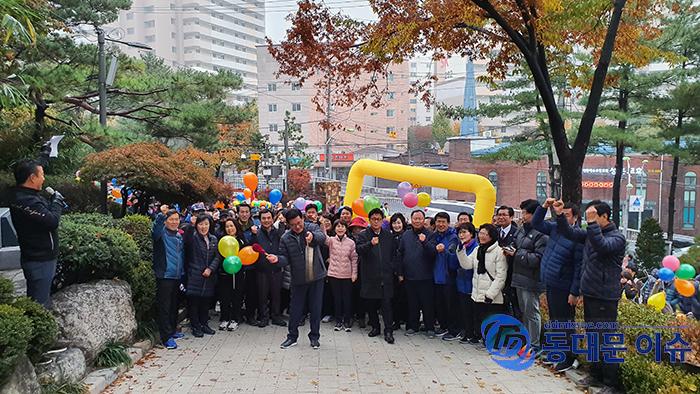 유덕열 구청장이 출발을 알리는 징을 치고 있다