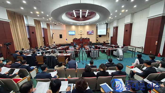 유덕열 구청장이 동대문구의회 제292회 1차 본회의에서 2020년 예산안에 대해 시정연설을 하고 있다
