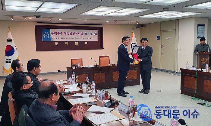 유덕열 구청장왼쪽이 이재식 수석부회장오른쪽에게 감사패 전달 모습