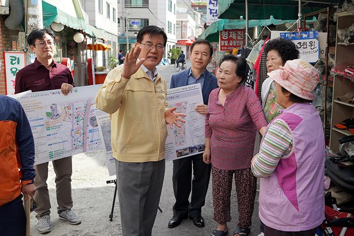 유덕열 동대문구청장이 뉴딜사업 대상지 감초마을 주민들과 이야기하고 있다사진  동대문구 제공