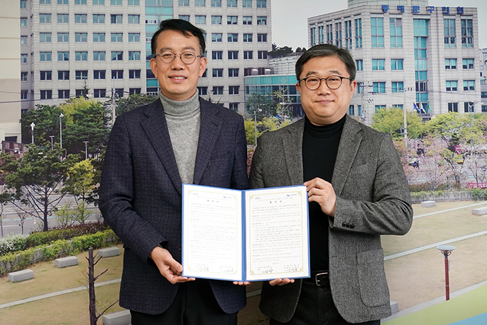  최홍연 동대문구 부구청장왼쪽과 김상순 서울시립대학교 경영학부 교수이 기념촬영 모습사진동대문구 제공