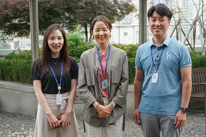 왼쪽부터 청소행정과 유나영 민원여권과 정은지 세무과 김성곤 주무관사진  동대문구 제공